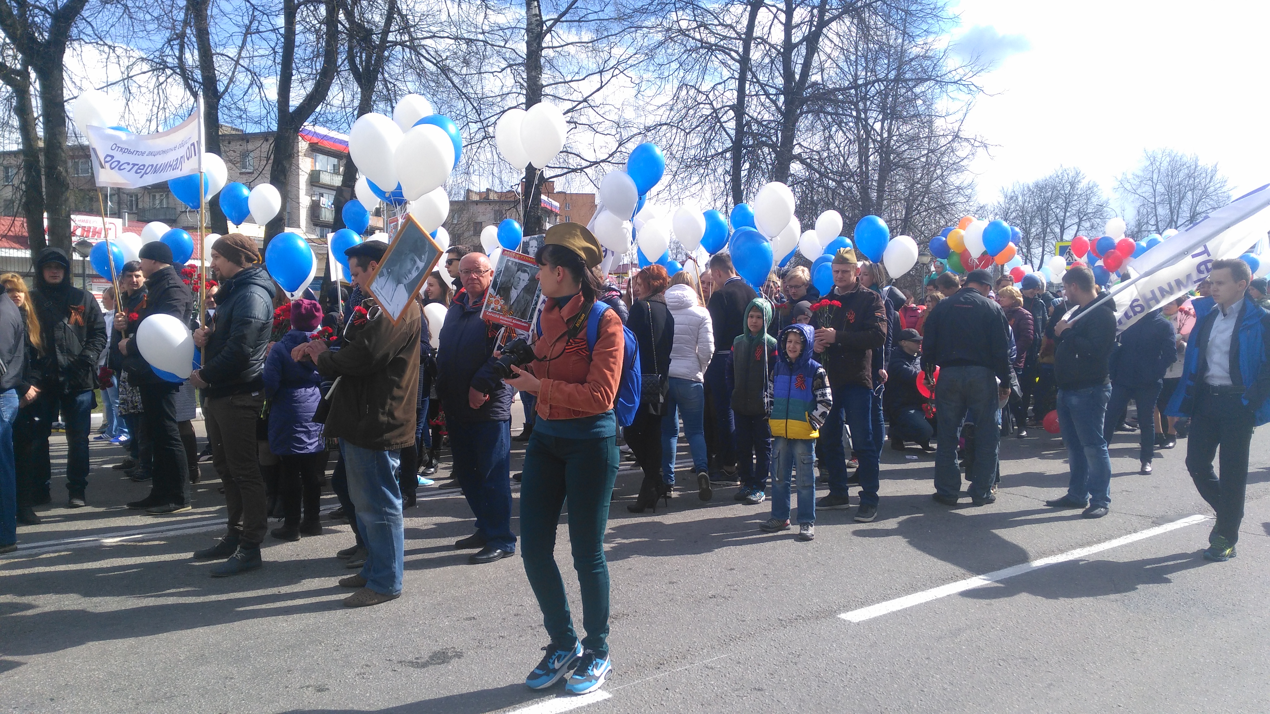 9 мая сотрудники АО "Ростерминалуголь" прошли в составе торжественного шествия по улицам Кингисеппа
