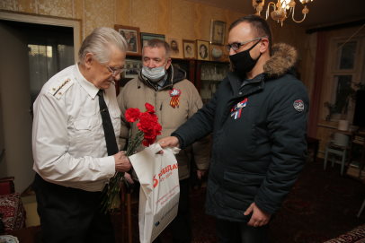 Волонтеры АО "Ростерминалуголь" поздравили ветеранов Великой Отечественной войны с Днем Героев Отечества